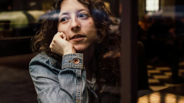 İçsel Eleştirmen: Sürekli Yargılayan Ses Nereden Geliyor?