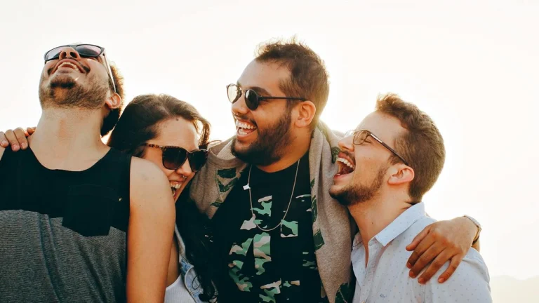 Sahte Güçlü Görünmek: Duygusal Zırhların Ardındaki Yorgunluk