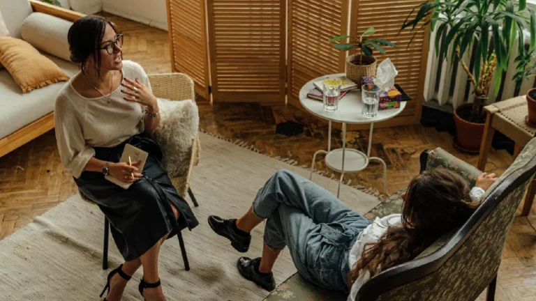 Yansıtmalı Özdeşim: Kendi Duygularımızı Neden Başkalarına Yükleriz?